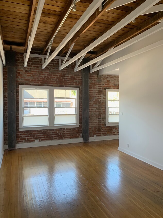 Primary Photo - 530 California Ave