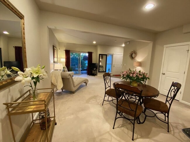 Foto del edificio - Beautiful Liberty Lake Townhome in Rocky Hill – 2 Bed, 2.5 Bath Available May 1st