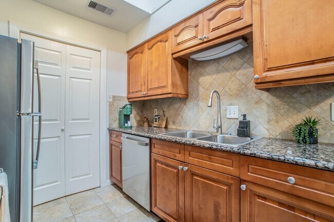 Foto del edificio - 5676 Cedar Creek Dr