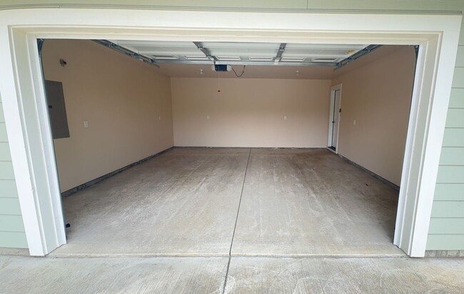 Building Photo - Single Level 3 bed 2 bed Home in Dallas, O...