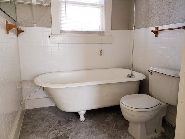 Building Photo - 402 N Augusta St