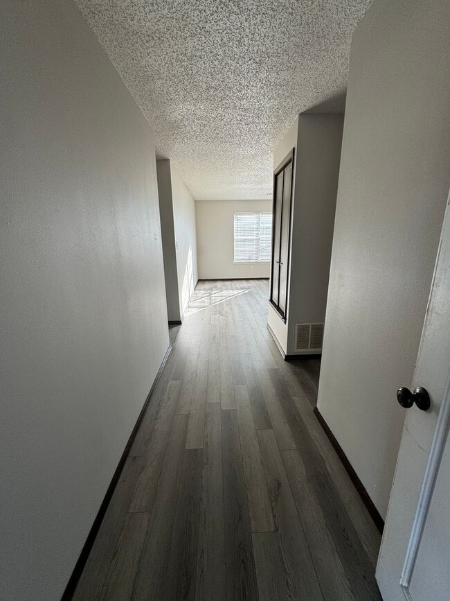 Foto del edificio - 3 Bedroom Home with Fenced Yard!!