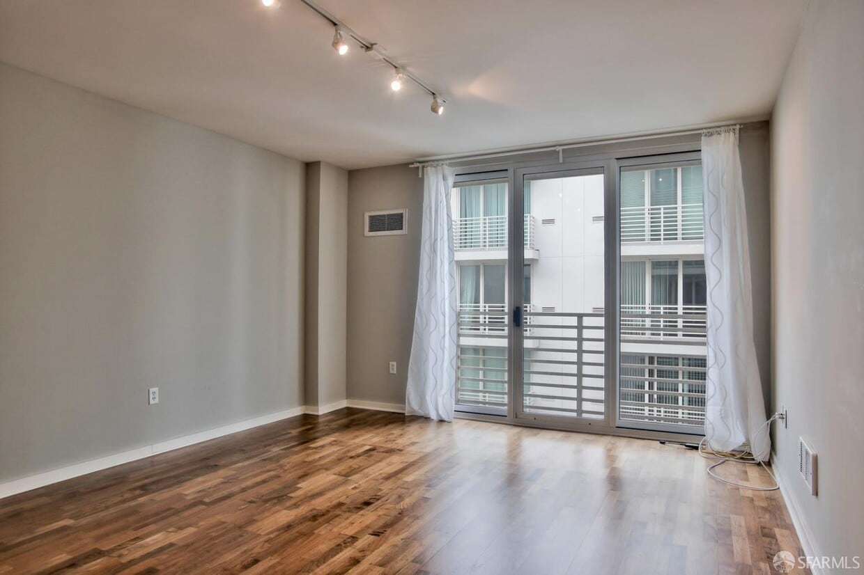 Primary Photo - 555 4th St
