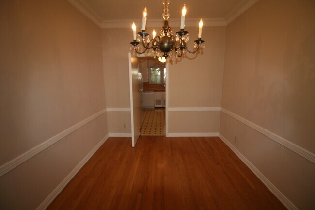 Building Photo - 401 N Oakhurst Dr