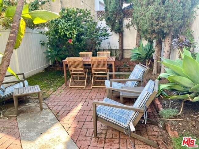 Foto del edificio - 1727 1/2 Malcolm Ave