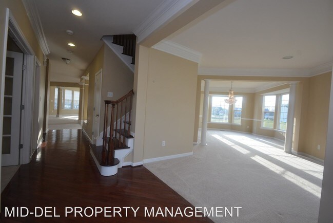 Building Photo - 4 br, 3.5 bath House - 140 Gloucester Blvd.