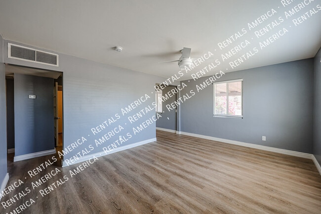 Building Photo - 404 W Mission Ln
