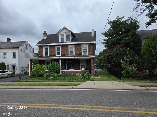 Building Photo - 462 New Elm St