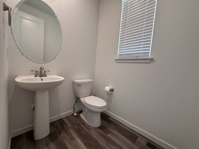 Building Photo - ~$1,000 OFF ONE MONTH'S RENT~ Stunning Thr...