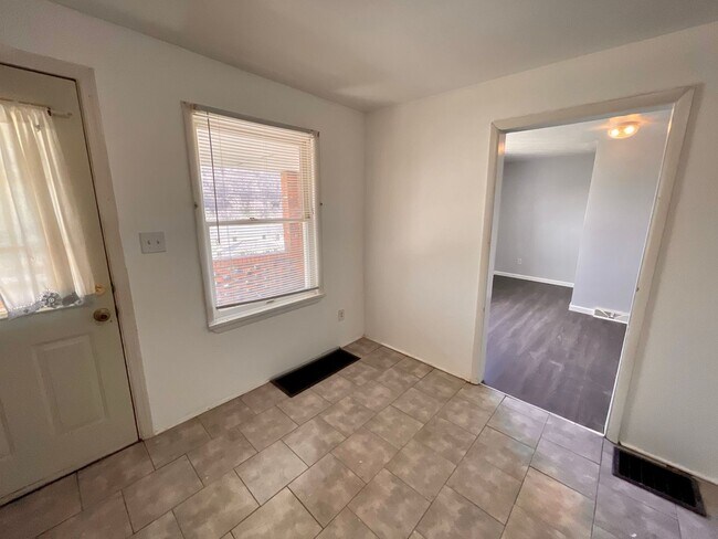 Building Photo - Avella - 2 Bed 1 Bath - New Updates!