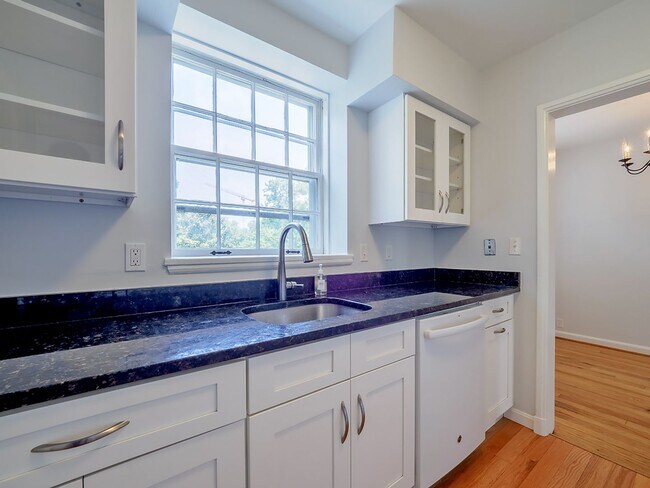 Foto del edificio - Sunny & Renovated 2BR 1BA in NW DC McLean Gardens Oasis!