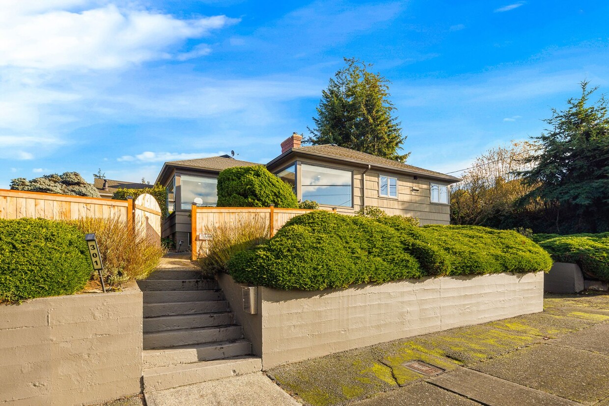 Foto principal - Meticulously Remodeled Home in Edmonds Bow...