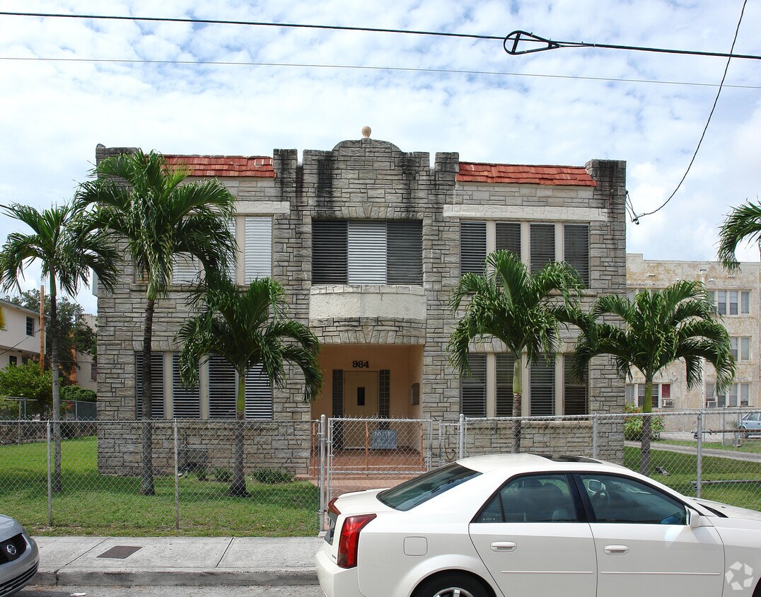 Foto principal - 984 SW 4th St