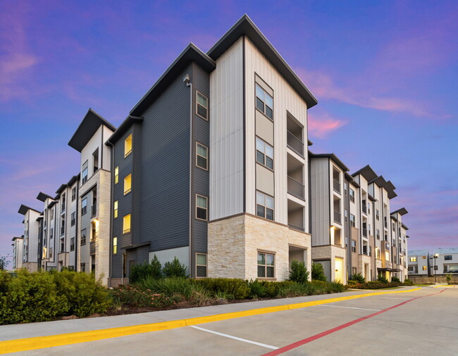 Building Photo - The Pointe at Bayou Bend