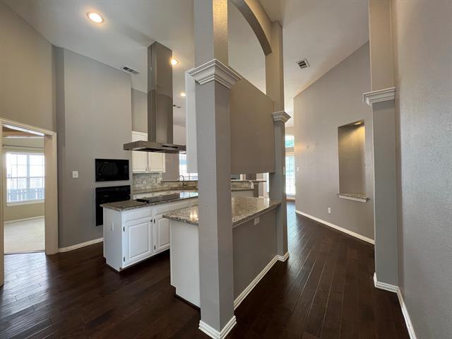 Building Photo - 9811 Cliffside Dr