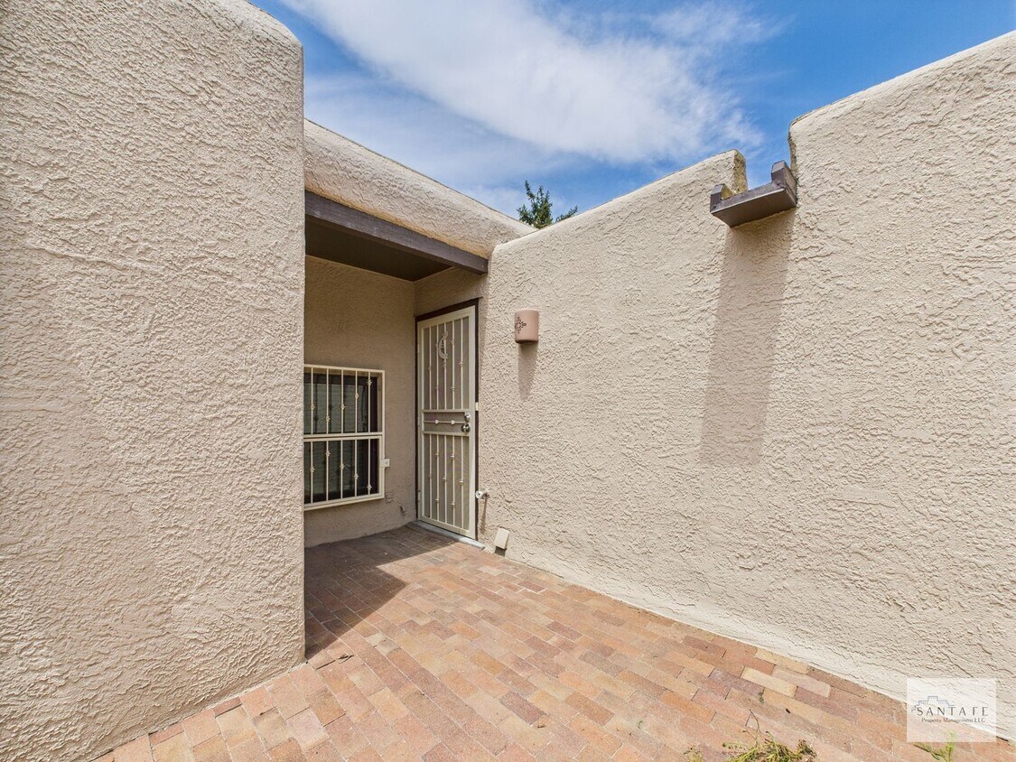 Foto principal - Two Bedroom Single Family Home Available Now!