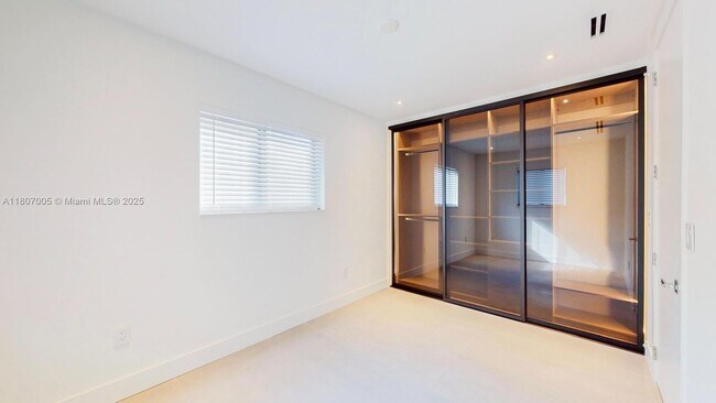 Foto del edificio - 830 NE 171 St