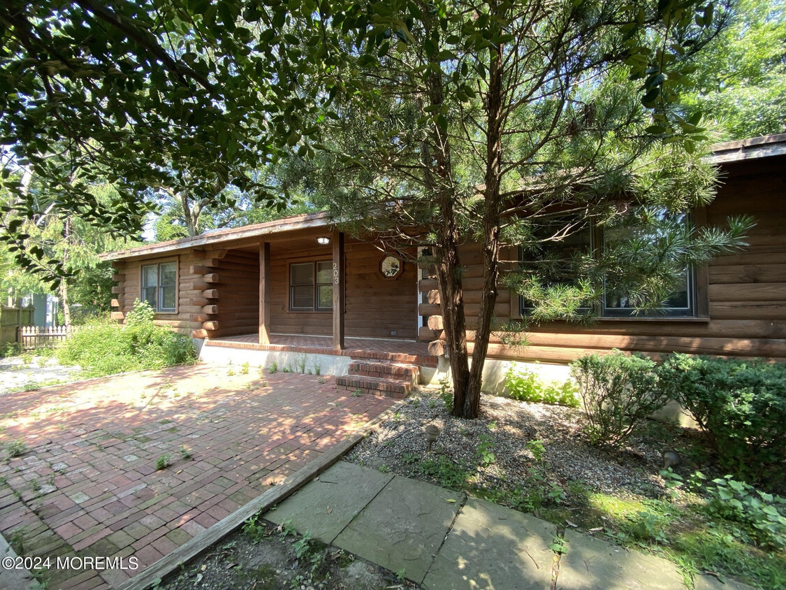 Primary Photo - 203 Lewis St