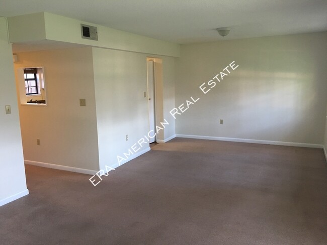 Building Photo - Green Arbor Townhome