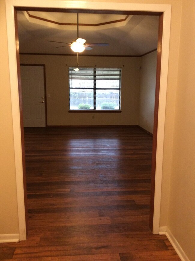 Building Photo - Single-Family Home: 3 bed, 2 bath