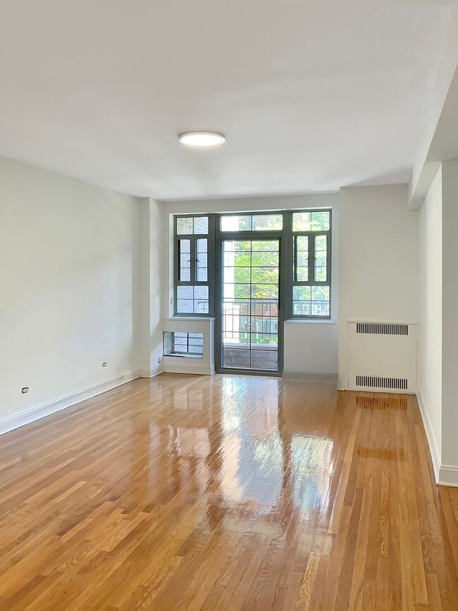 The Leslie — A Private Garden Enclave for the Modern New Yorker - The Leslie — A Private Garden Enclave for the Modern New Yorker Apartment