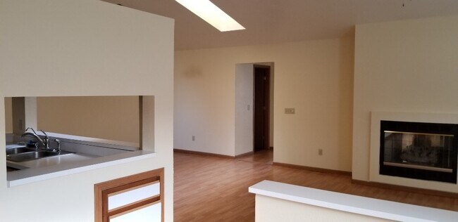 Foto del edificio - 716 Hilltop Ln