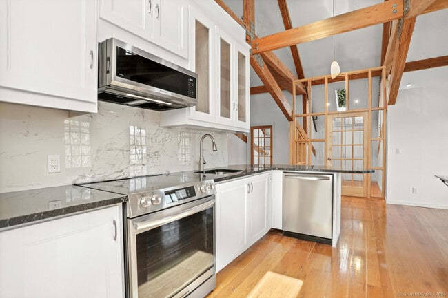 Building Photo - 2 Hollyhock Rd