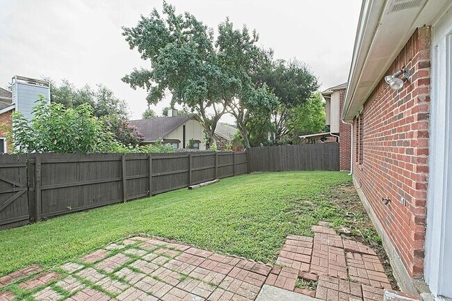Foto del edificio - 1379 Honeysuckle Ln