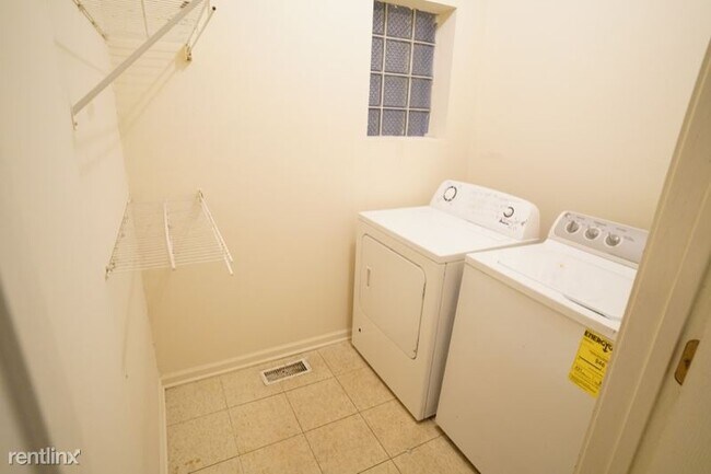 Foto del edificio - 1537 N Western Ave