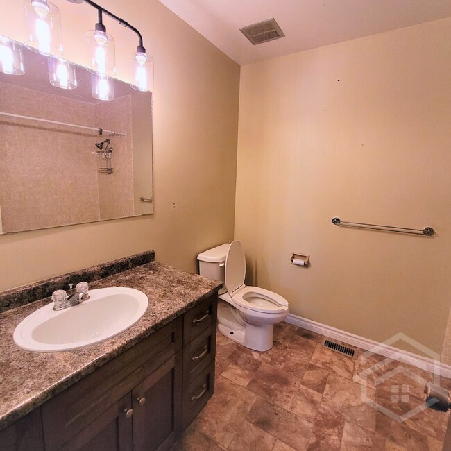 Photo du bâtiment - 3-Bedroom Home in a Beautiful Neighbourhood!