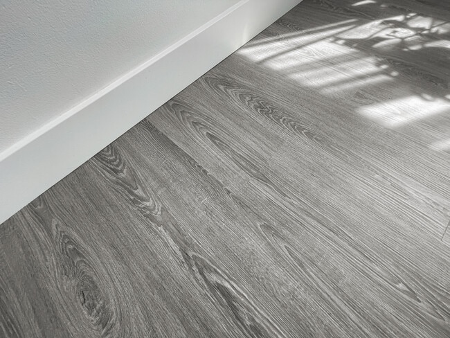BRAND NEW luxury SPC vinyl flooring - 9047 Langdon Ave