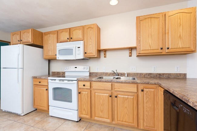 Building Photo - Wisteria Court Apartments - 1462 - 67