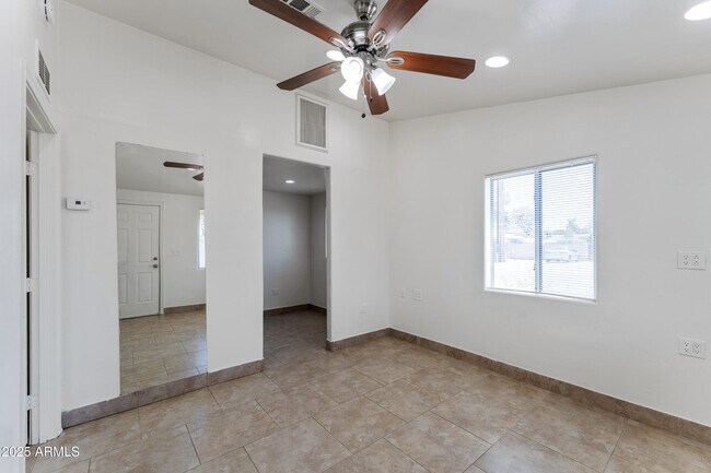 Foto del edificio - 1860 W Glenrosa Ave