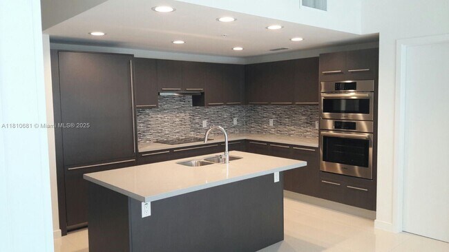 Foto del edificio - 7661 NW 107th Ave