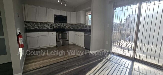 Building Photo - 3107 Lucas Dr