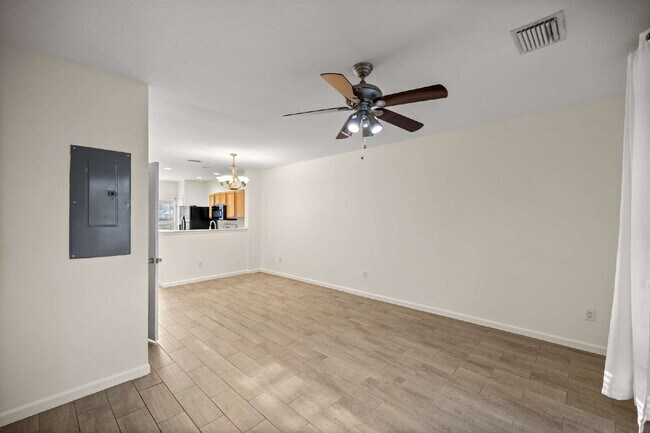 Building Photo - 2BR Townhome in Wynchase | Dual Suites + Screened Lanai