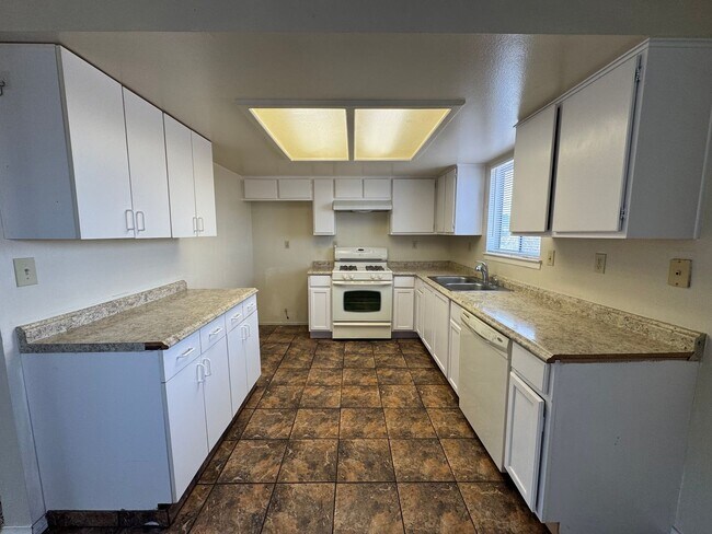 Building Photo - Apple Valley Home in Sycamore Rocks Area