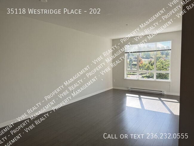 Photo du bâtiment - ?? Bright Courtyard Condo @ Elmstone– 2 Parking Spots