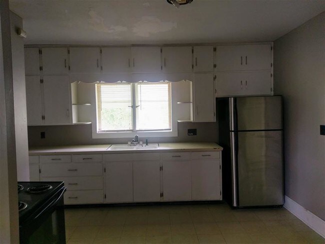 Building Photo - Large 5 Bedroom Close to Campus