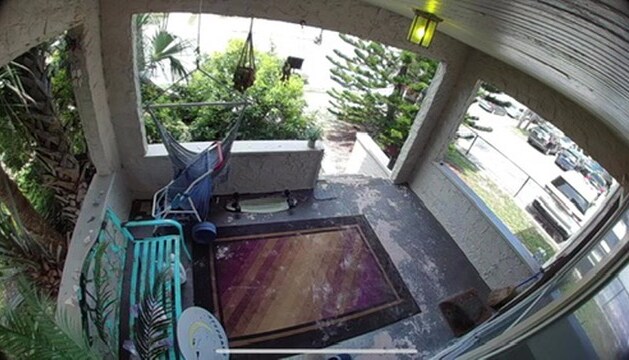 CAFÉ MATUTINO EN EL AMPLIO PORCHE DELANTERO - 506 Silver Beach Ave