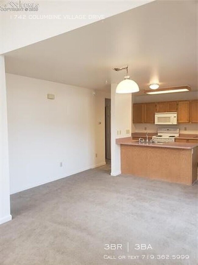 Building Photo - Conveniently located Townhome
