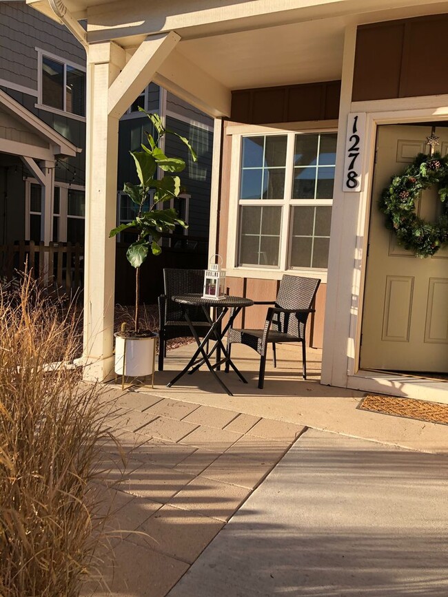 Building Photo - 3bd, 2.5ba 2car West Side Beauty, Built in...