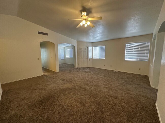 Foto del edificio - Eastside 3 Bed 2 Bath with Office/Den!