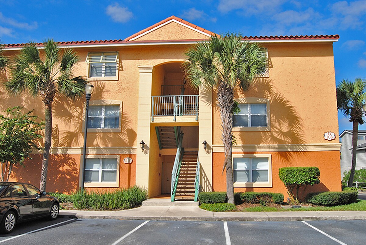 Primary Photo - Resort Style Living within Walking Distanc...