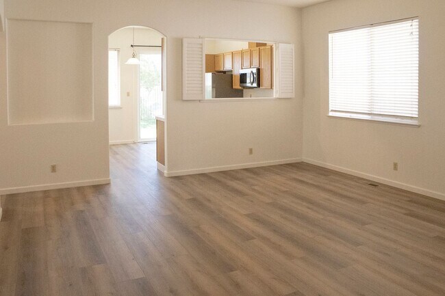 Building Photo - 3 Bedroom  2 Bath New Paint, Flooring and ...