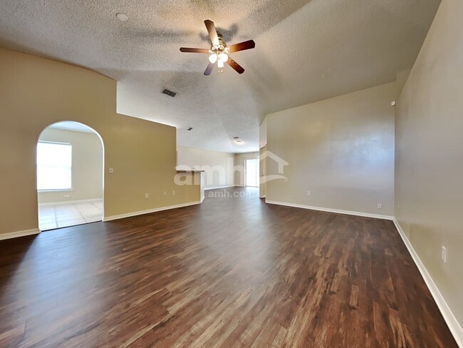 Foto del edificio - 70 Reeding Ridge Dr W