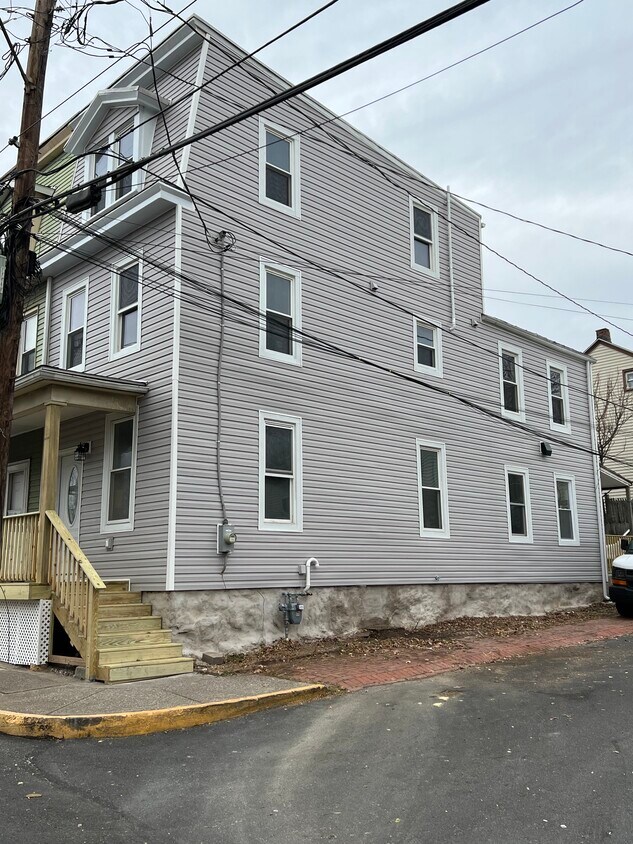 Building Photo - 235 Wilson St