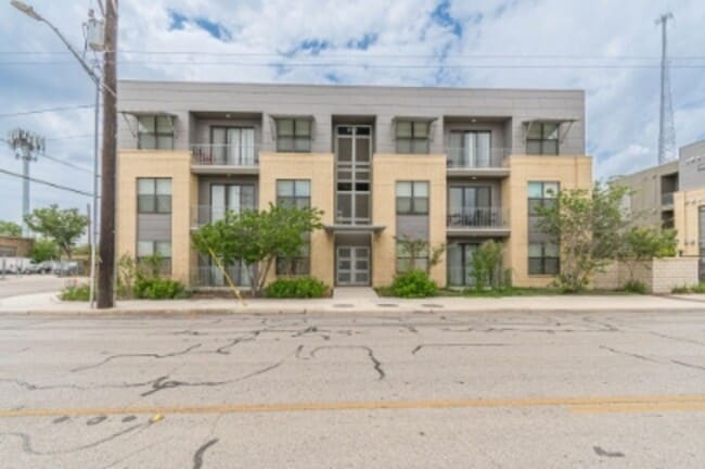 Building Photo - 711 S Frio St