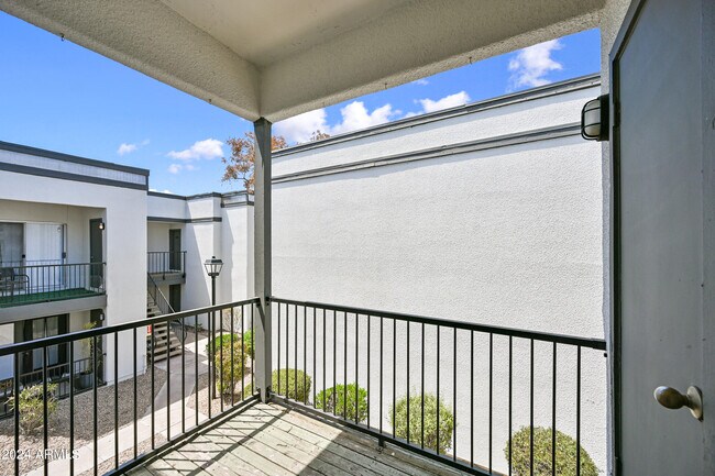 Building Photo - 740 W Elm St