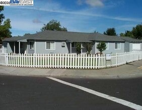 Building Photo - 323 Adelle St